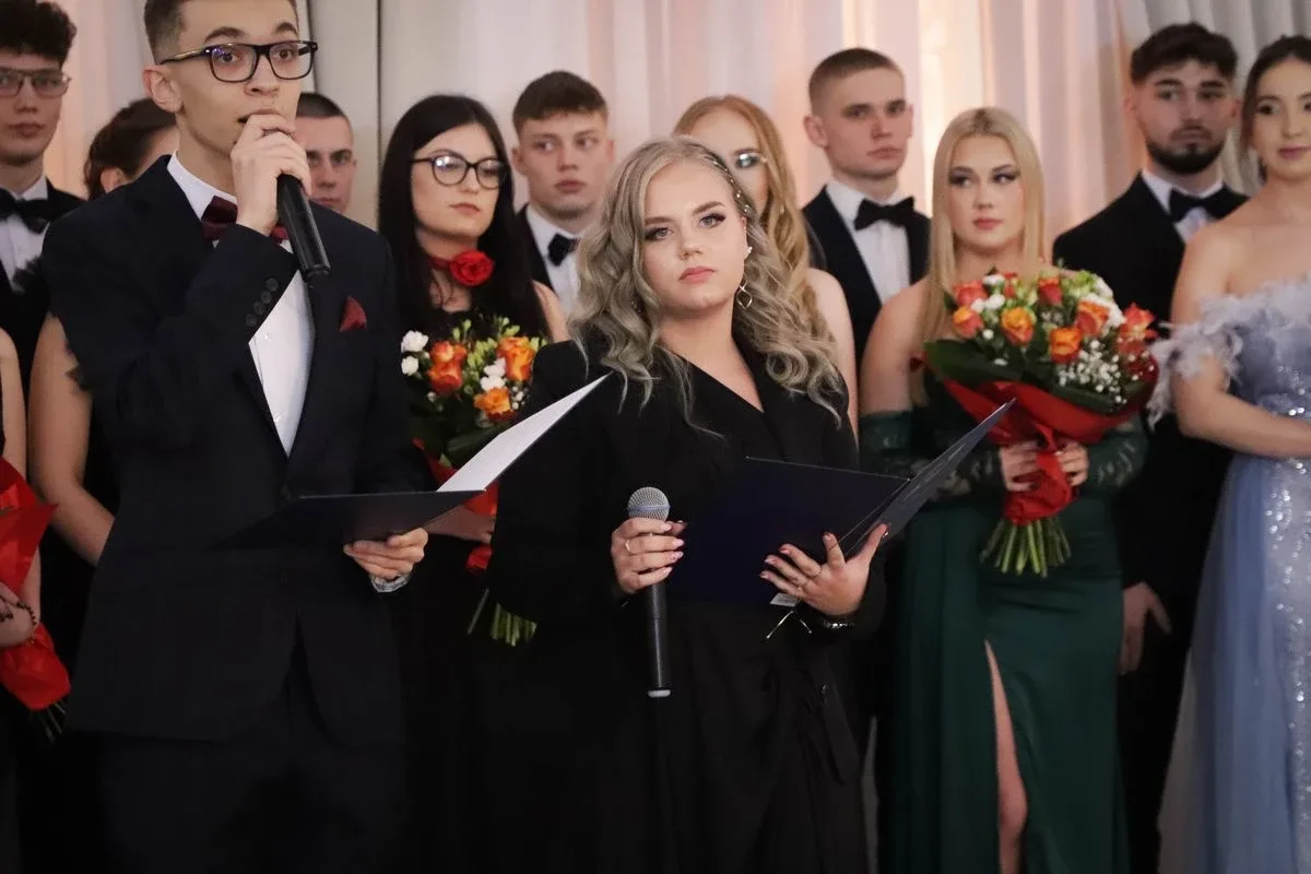 Maturzyści "Rubinka" bawią się na balu w Maciejowej Chacie (zdjęcia, wideo)