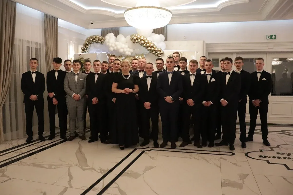 Uczniowie ZSCKR w Starym Lubiejewie świętują swoją niezapomnianą studniówkę (zdjęcia, wideo)