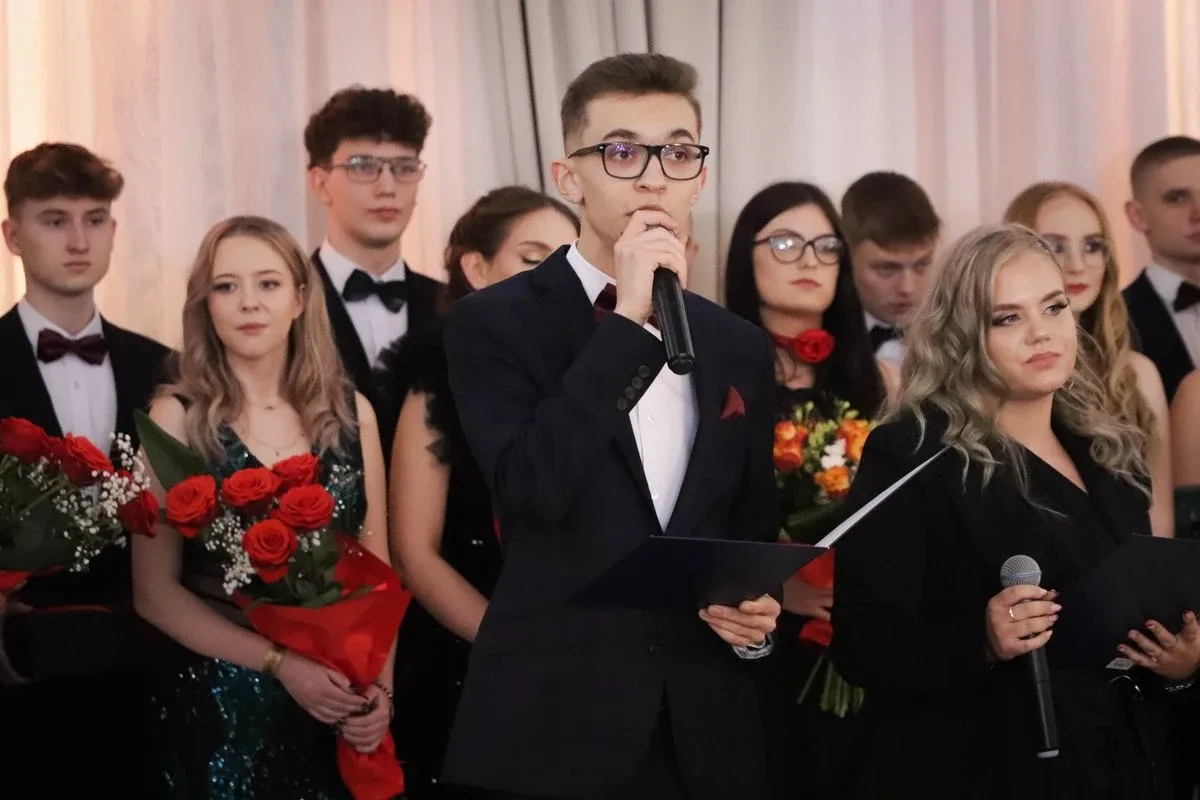 Maturzyści "Rubinka" bawią się na balu w Maciejowej Chacie (zdjęcia, wideo)