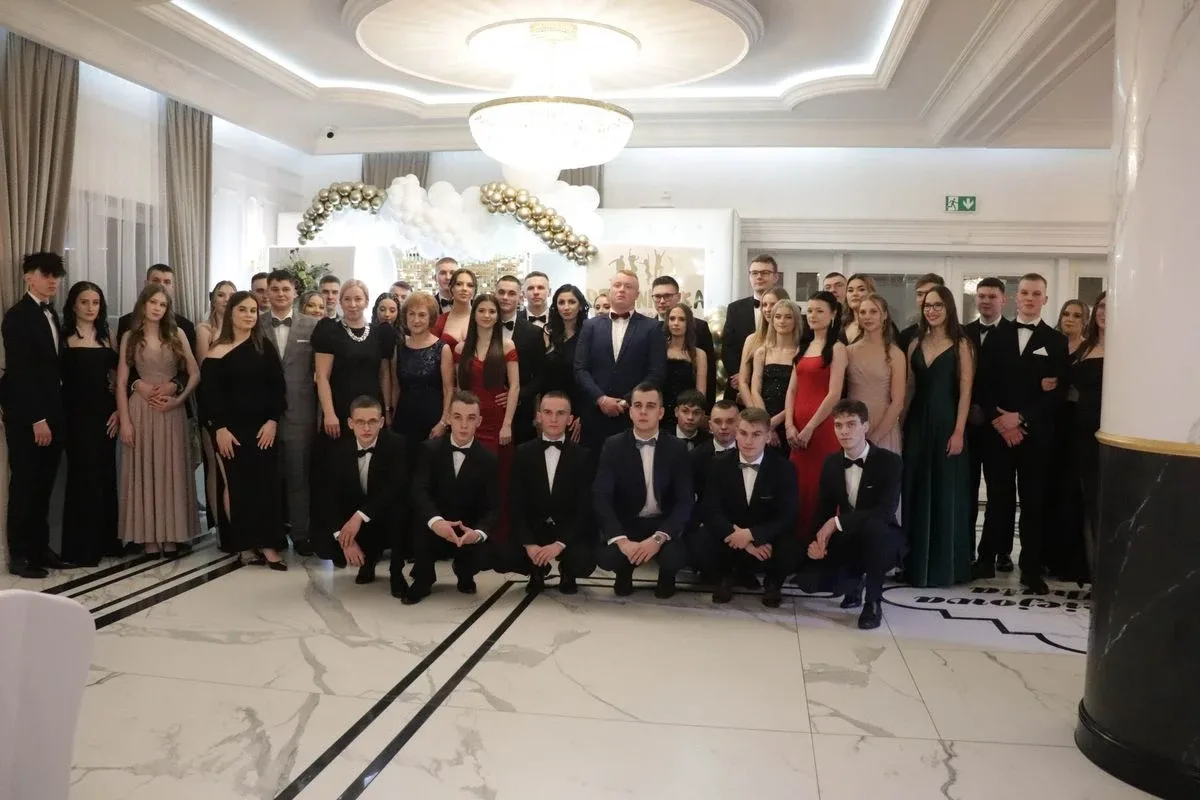 Uczniowie ZSCKR w Starym Lubiejewie świętują swoją niezapomnianą studniówkę (zdjęcia, wideo)