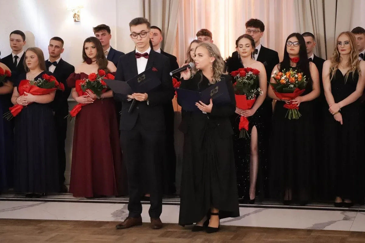 Maturzyści "Rubinka" bawią się na balu w Maciejowej Chacie (zdjęcia, wideo)