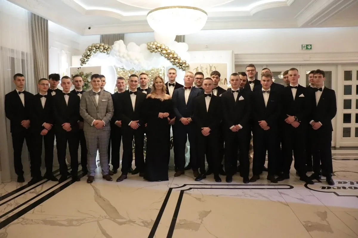Uczniowie ZSCKR w Starym Lubiejewie świętują swoją niezapomnianą studniówkę (zdjęcia, wideo)