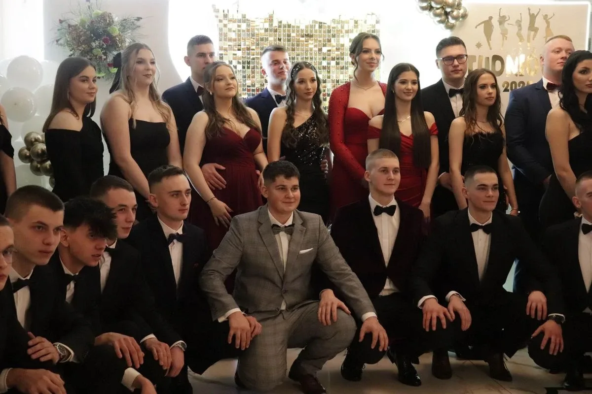 Uczniowie ZSCKR w Starym Lubiejewie świętują swoją niezapomnianą studniówkę (zdjęcia, wideo)