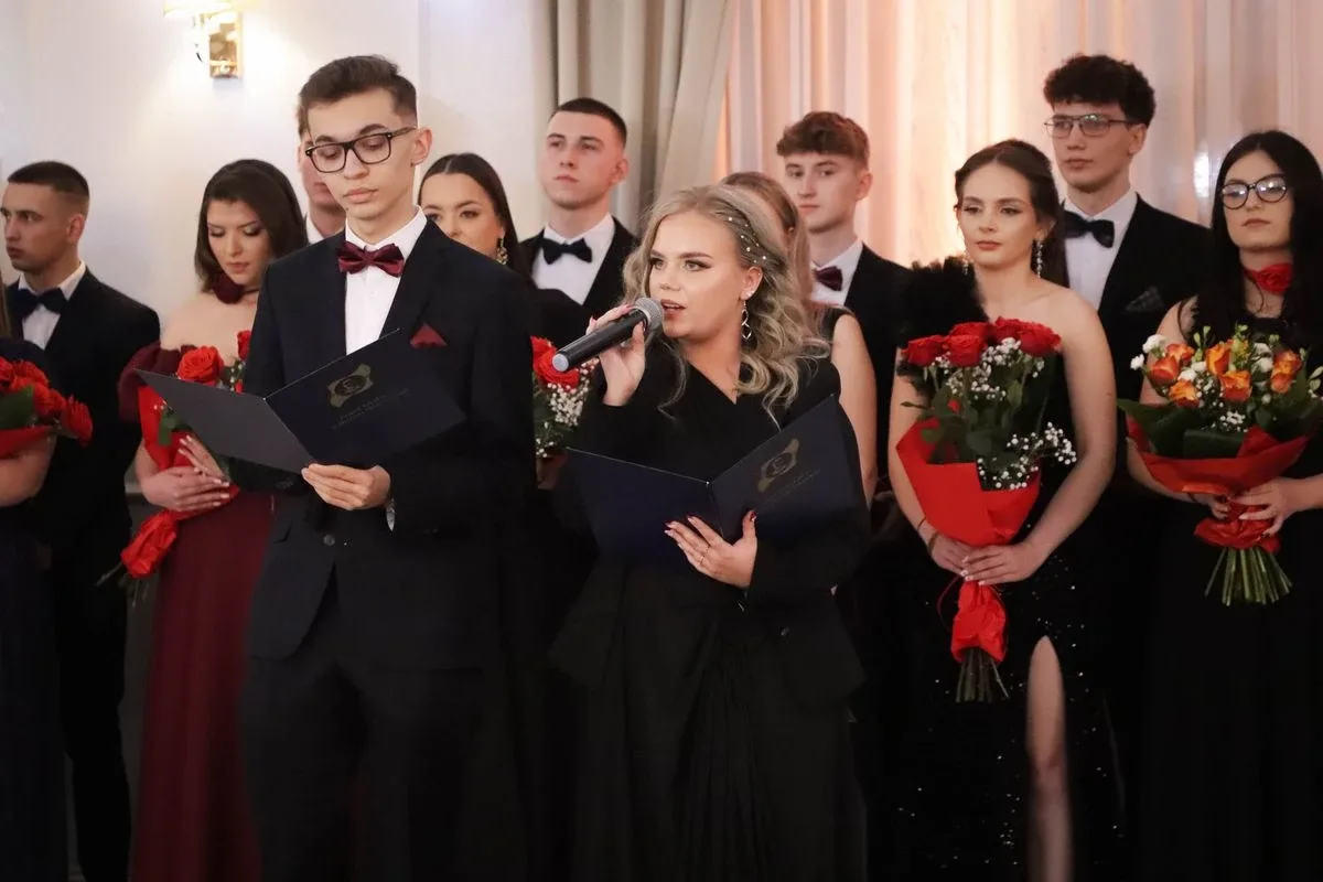 Maturzyści "Rubinka" bawią się na balu w Maciejowej Chacie (zdjęcia, wideo)