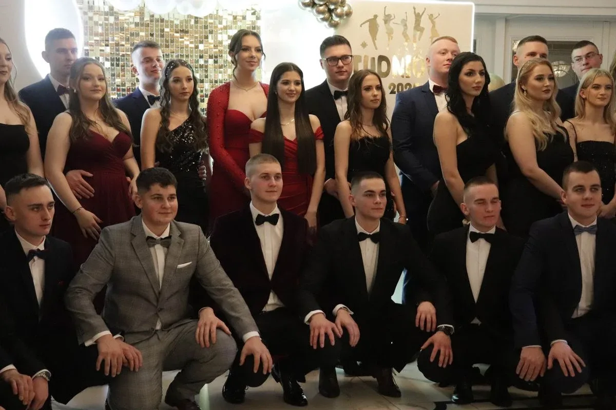 Uczniowie ZSCKR w Starym Lubiejewie świętują swoją niezapomnianą studniówkę (zdjęcia, wideo)