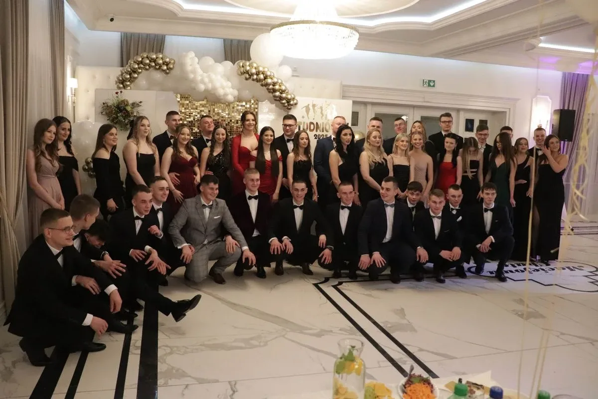 Uczniowie ZSCKR w Starym Lubiejewie świętują swoją niezapomnianą studniówkę (zdjęcia, wideo)