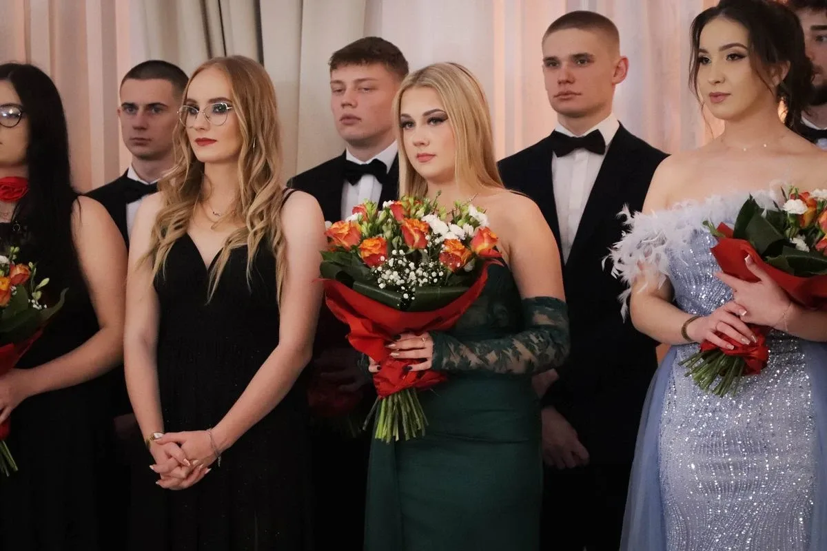 Maturzyści "Rubinka" bawią się na balu w Maciejowej Chacie (zdjęcia, wideo)
