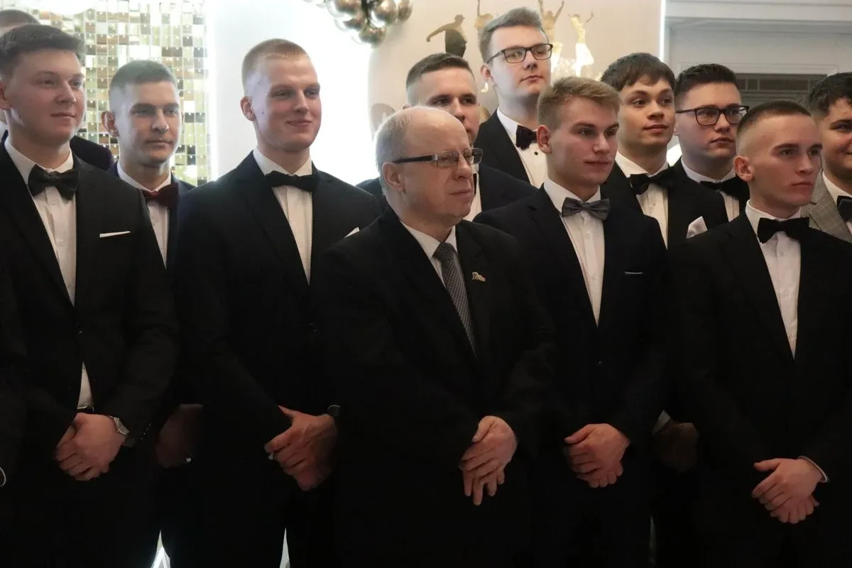 Uczniowie ZSCKR w Starym Lubiejewie świętują swoją niezapomnianą studniówkę (zdjęcia, wideo)