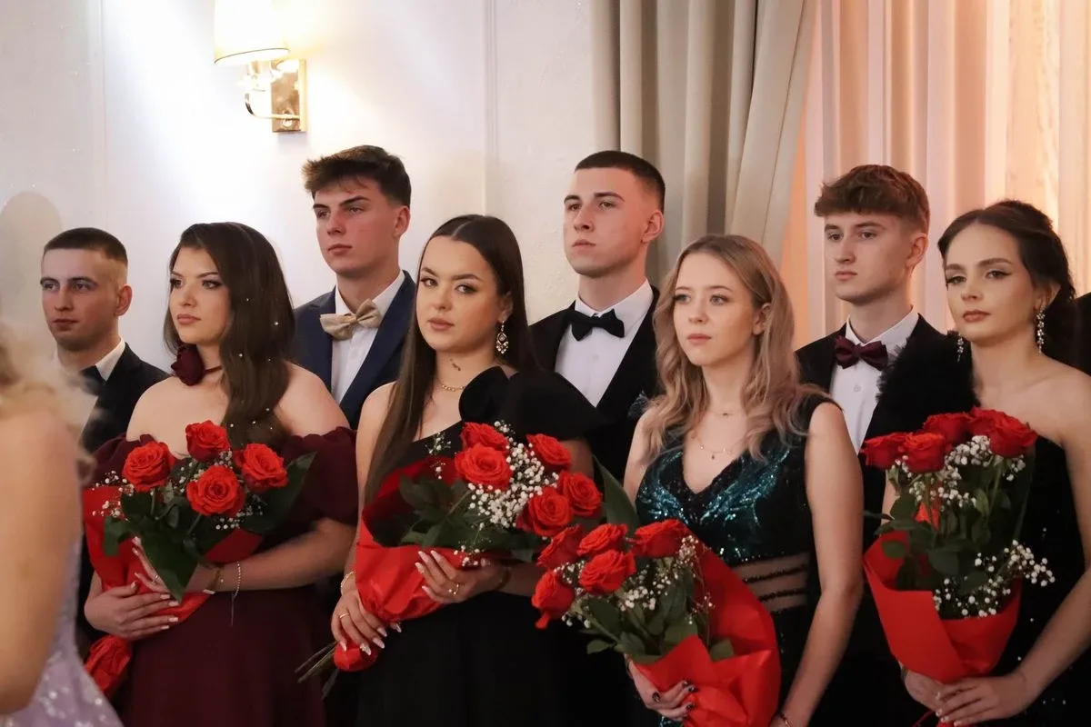 Maturzyści "Rubinka" bawią się na balu w Maciejowej Chacie (zdjęcia, wideo)