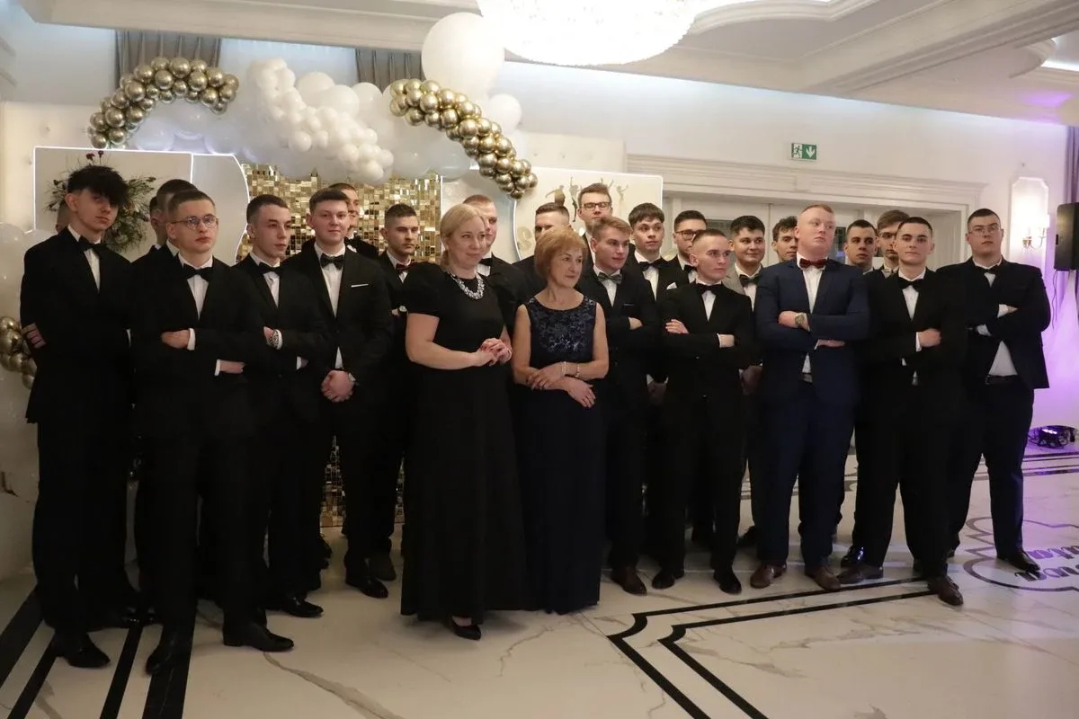 Uczniowie ZSCKR w Starym Lubiejewie świętują swoją niezapomnianą studniówkę (zdjęcia, wideo)
