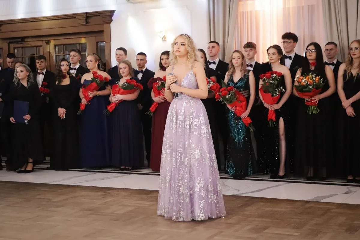Maturzyści "Rubinka" bawią się na balu w Maciejowej Chacie (zdjęcia, wideo)