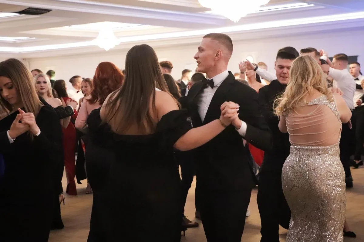 Maturzyści "Rubinka" bawią się na balu w Maciejowej Chacie (zdjęcia, wideo)