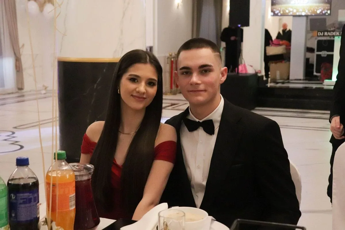 Uczniowie ZSCKR w Starym Lubiejewie świętują swoją niezapomnianą studniówkę (zdjęcia, wideo)