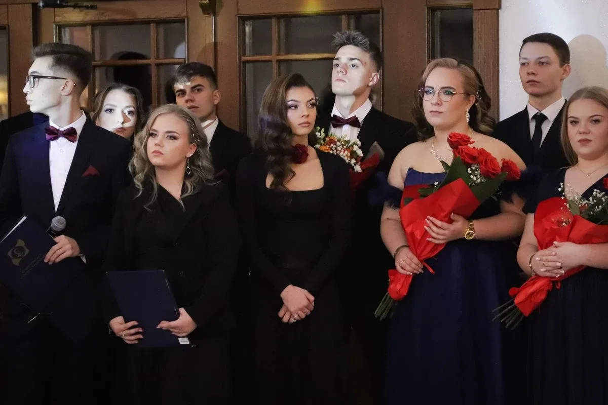 Maturzyści "Rubinka" bawią się na balu w Maciejowej Chacie (zdjęcia, wideo)