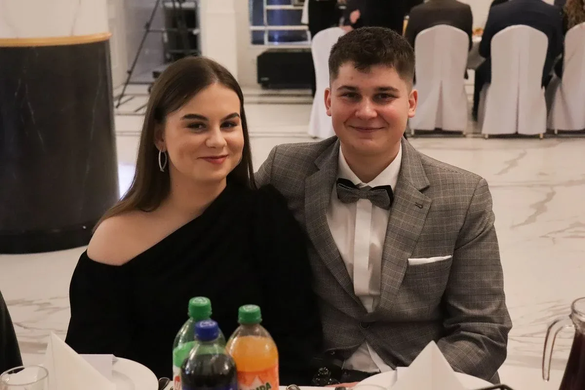 Uczniowie ZSCKR w Starym Lubiejewie świętują swoją niezapomnianą studniówkę (zdjęcia, wideo)