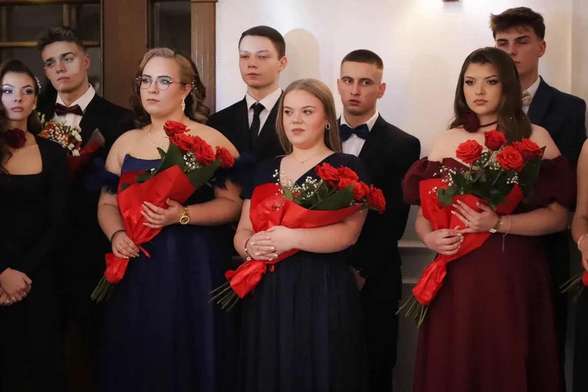 Maturzyści "Rubinka" bawią się na balu w Maciejowej Chacie (zdjęcia, wideo)
