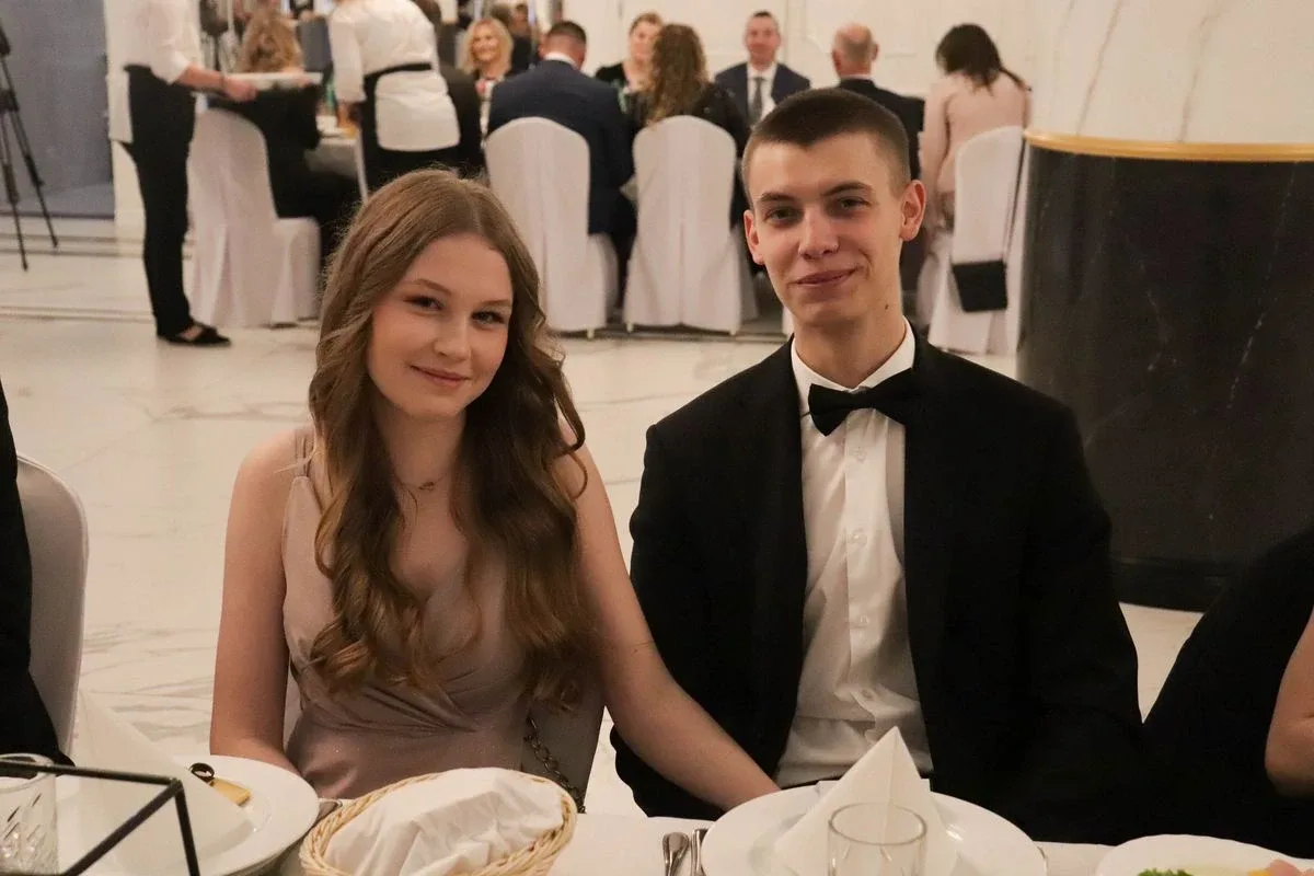 Uczniowie ZSCKR w Starym Lubiejewie świętują swoją niezapomnianą studniówkę (zdjęcia, wideo)