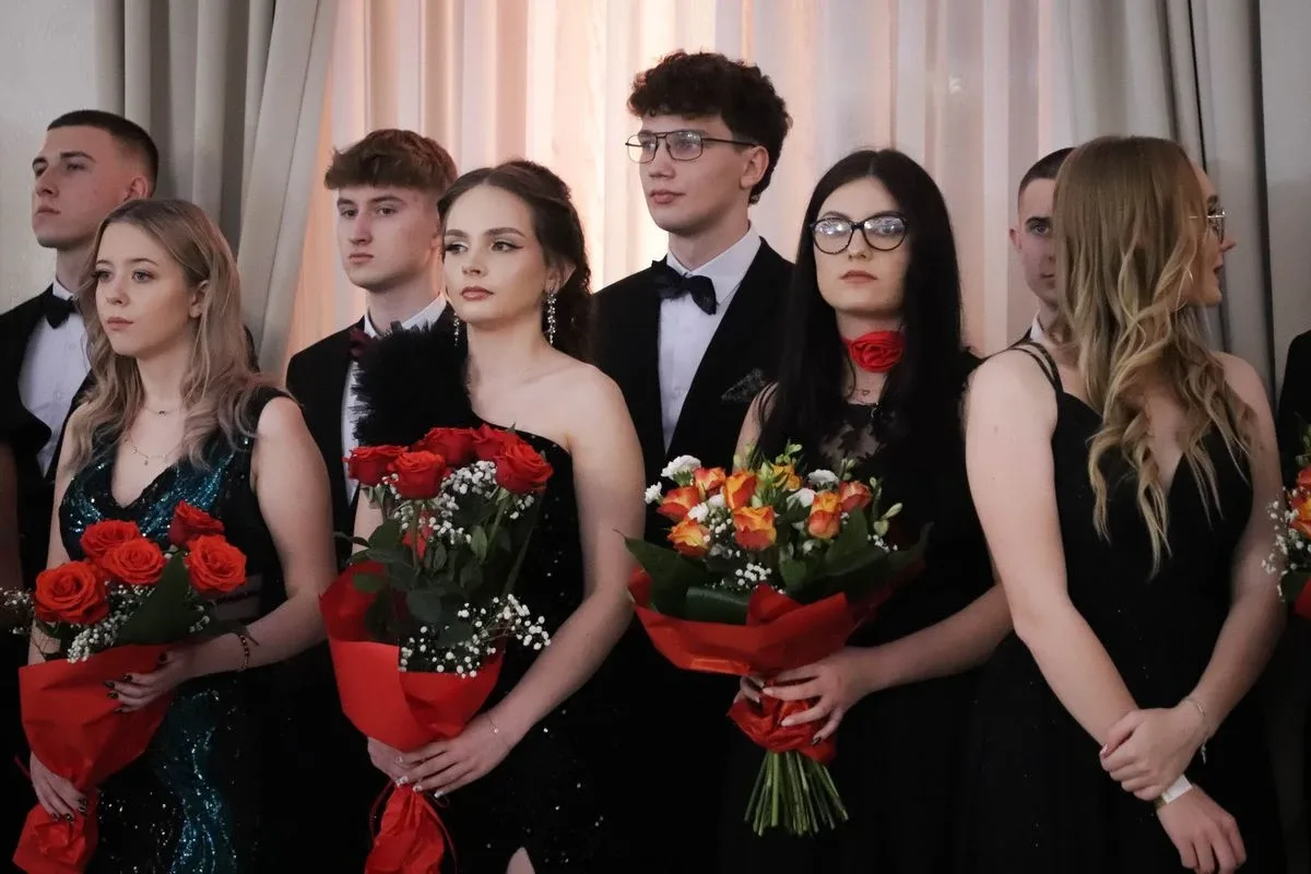 Maturzyści "Rubinka" bawią się na balu w Maciejowej Chacie (zdjęcia, wideo)