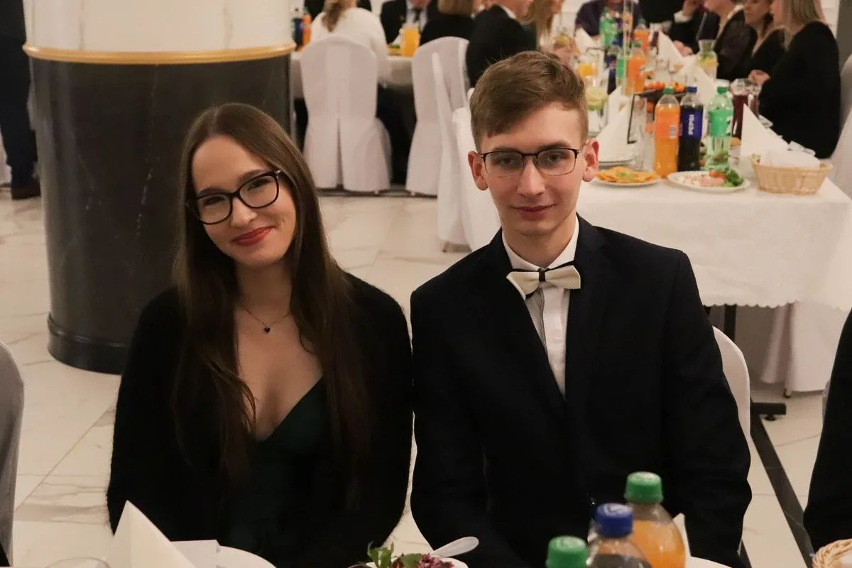 Uczniowie ZSCKR w Starym Lubiejewie świętują swoją niezapomnianą studniówkę (zdjęcia, wideo)