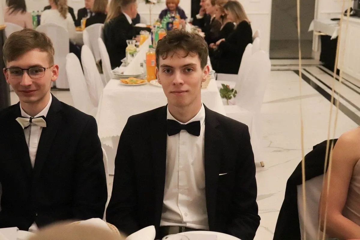 Uczniowie ZSCKR w Starym Lubiejewie świętują swoją niezapomnianą studniówkę (zdjęcia, wideo)