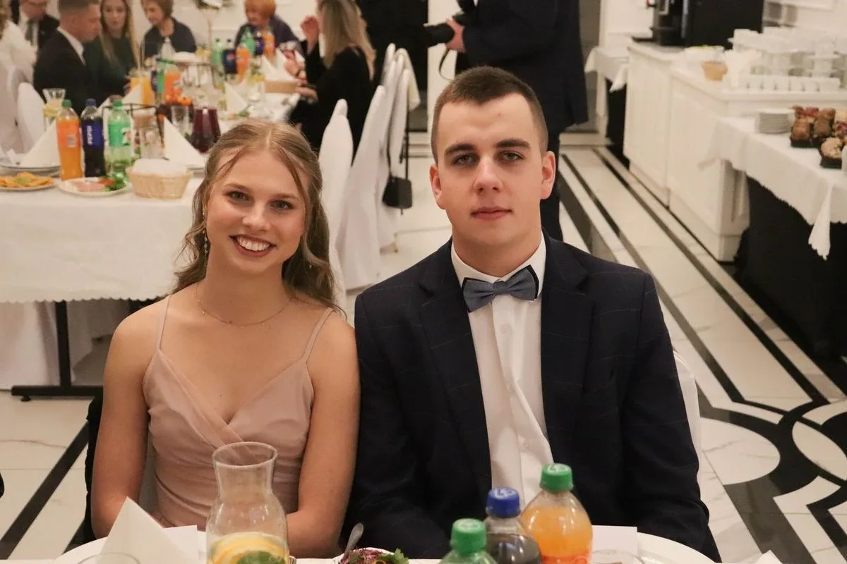 Uczniowie ZSCKR w Starym Lubiejewie świętują swoją niezapomnianą studniówkę (zdjęcia, wideo)