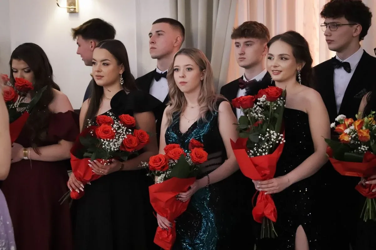 Maturzyści "Rubinka" bawią się na balu w Maciejowej Chacie (zdjęcia, wideo)