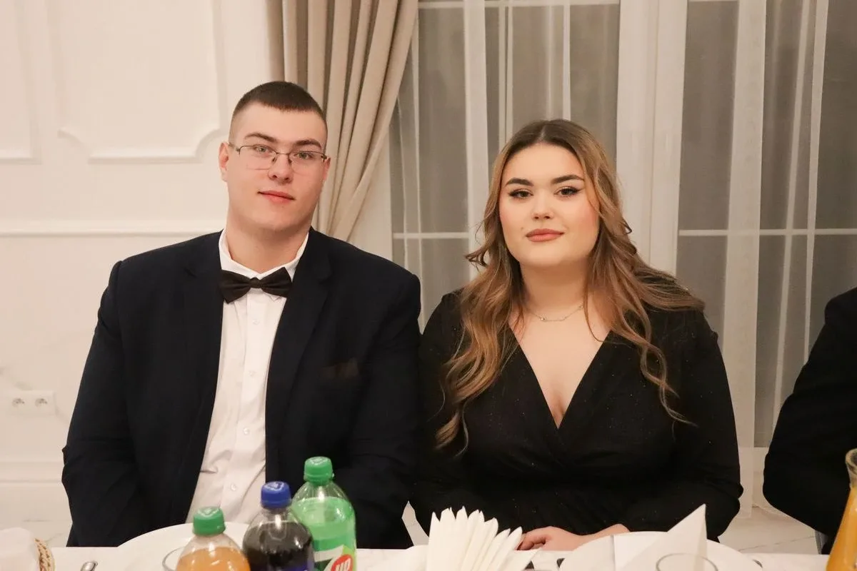 Uczniowie ZSCKR w Starym Lubiejewie świętują swoją niezapomnianą studniówkę (zdjęcia, wideo)