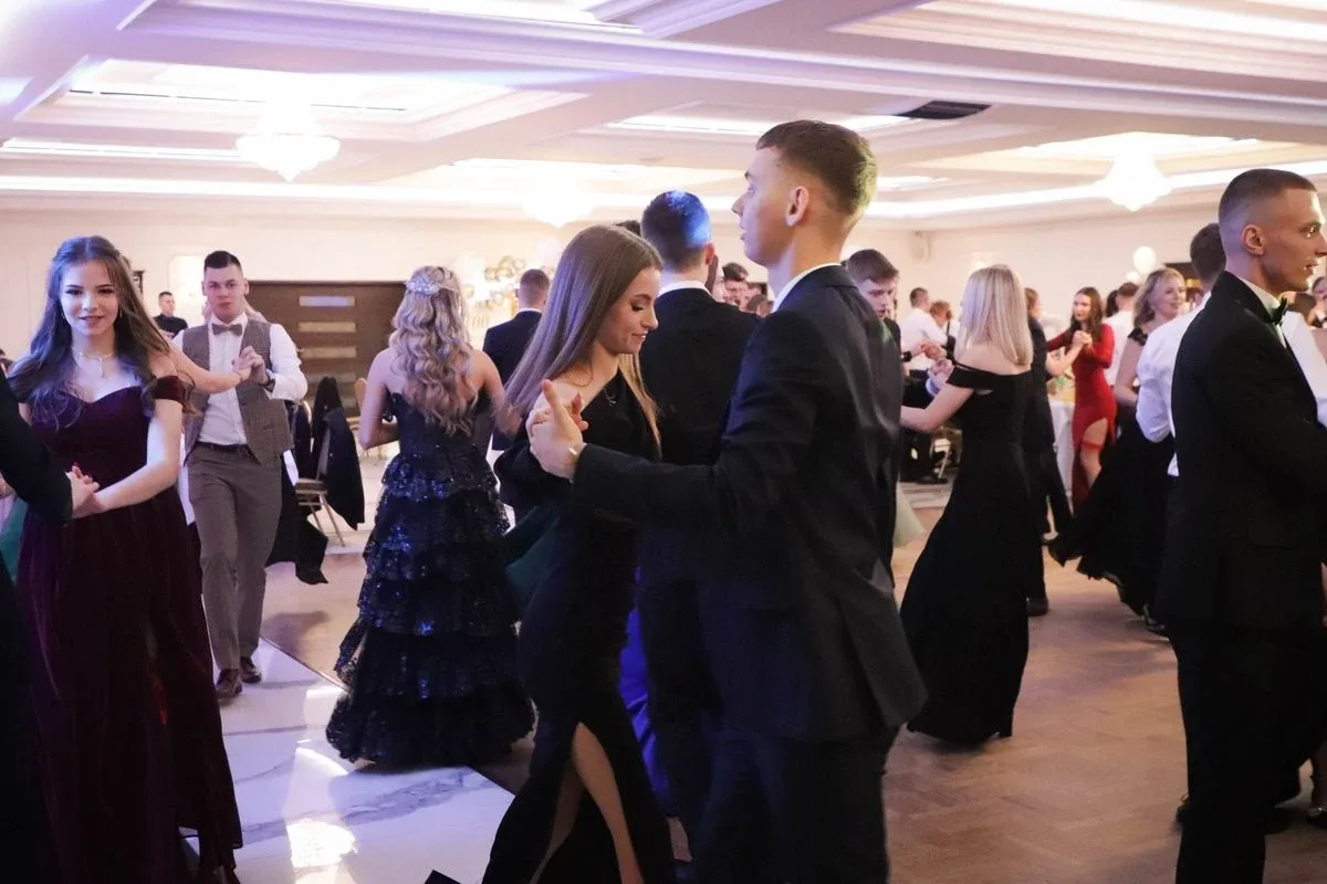 Maturzyści "Rubinka" bawią się na balu w Maciejowej Chacie (zdjęcia, wideo)