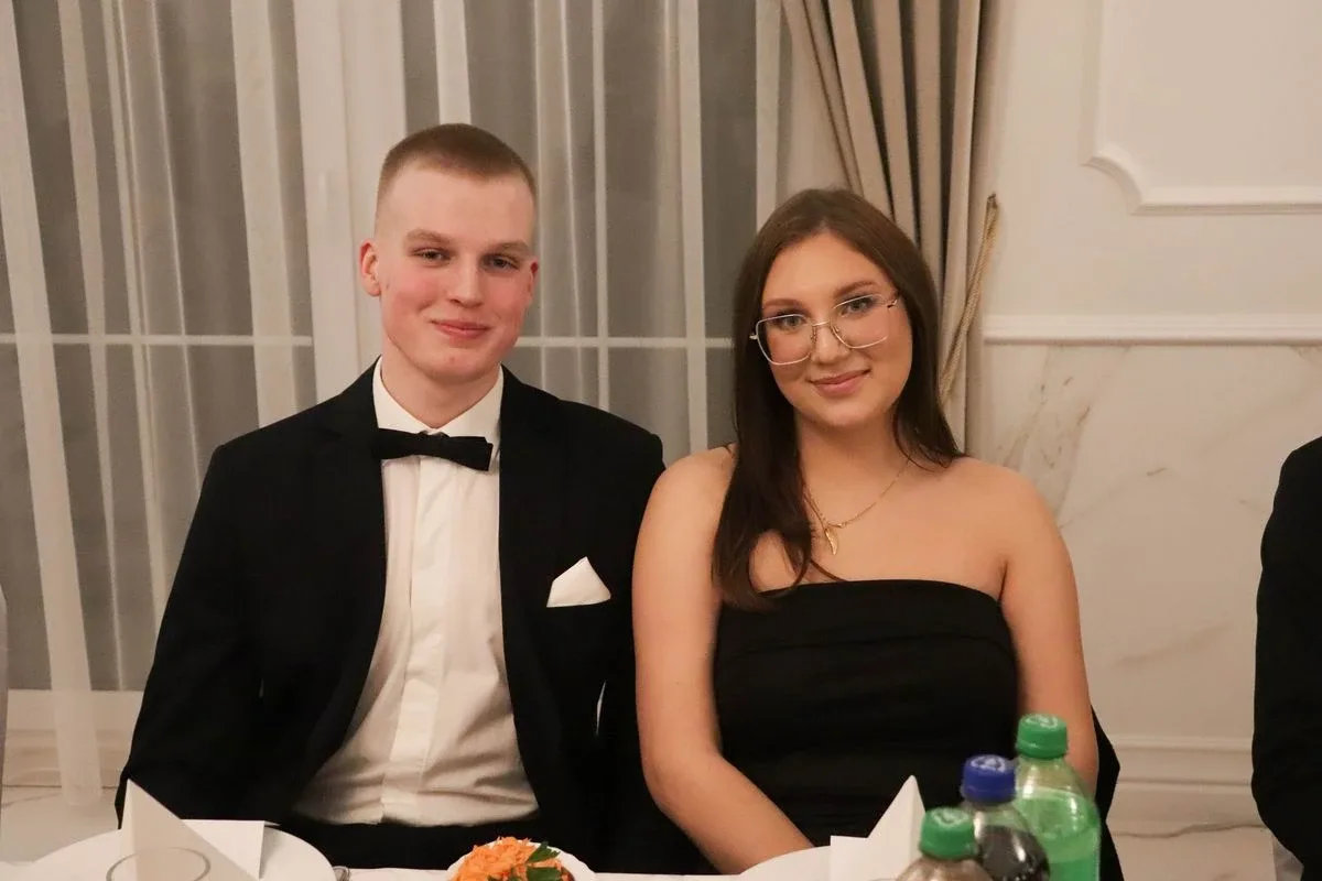 Uczniowie ZSCKR w Starym Lubiejewie świętują swoją niezapomnianą studniówkę (zdjęcia, wideo)