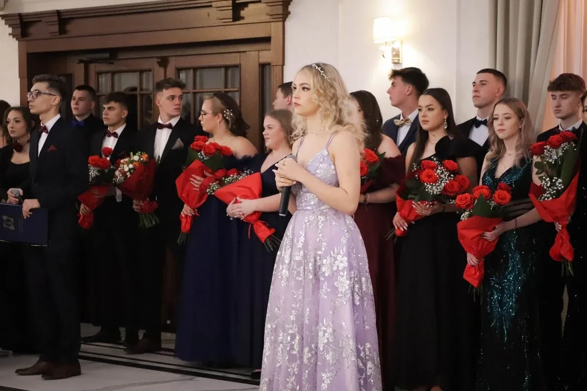 Maturzyści "Rubinka" bawią się na balu w Maciejowej Chacie (zdjęcia, wideo)