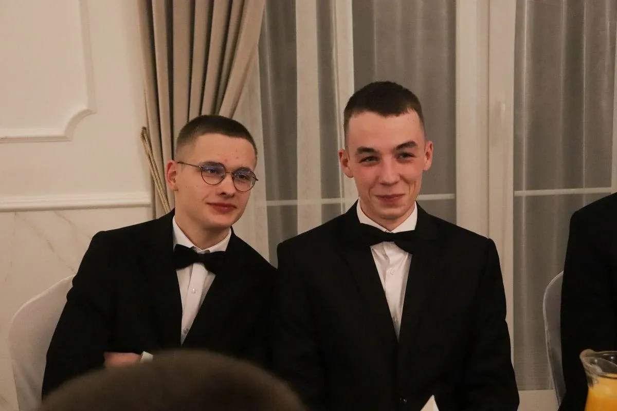 Uczniowie ZSCKR w Starym Lubiejewie świętują swoją niezapomnianą studniówkę (zdjęcia, wideo)