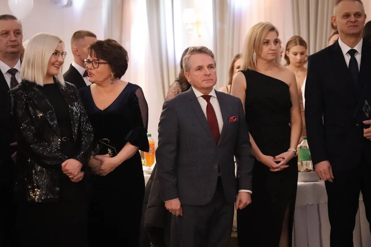 Maturzyści "Rubinka" bawią się na balu w Maciejowej Chacie (zdjęcia, wideo)