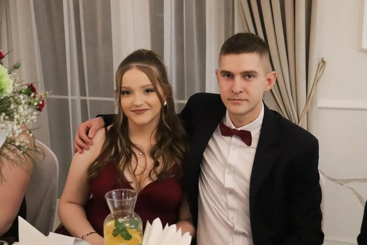 Uczniowie ZSCKR w Starym Lubiejewie świętują swoją niezapomnianą studniówkę (zdjęcia, wideo)