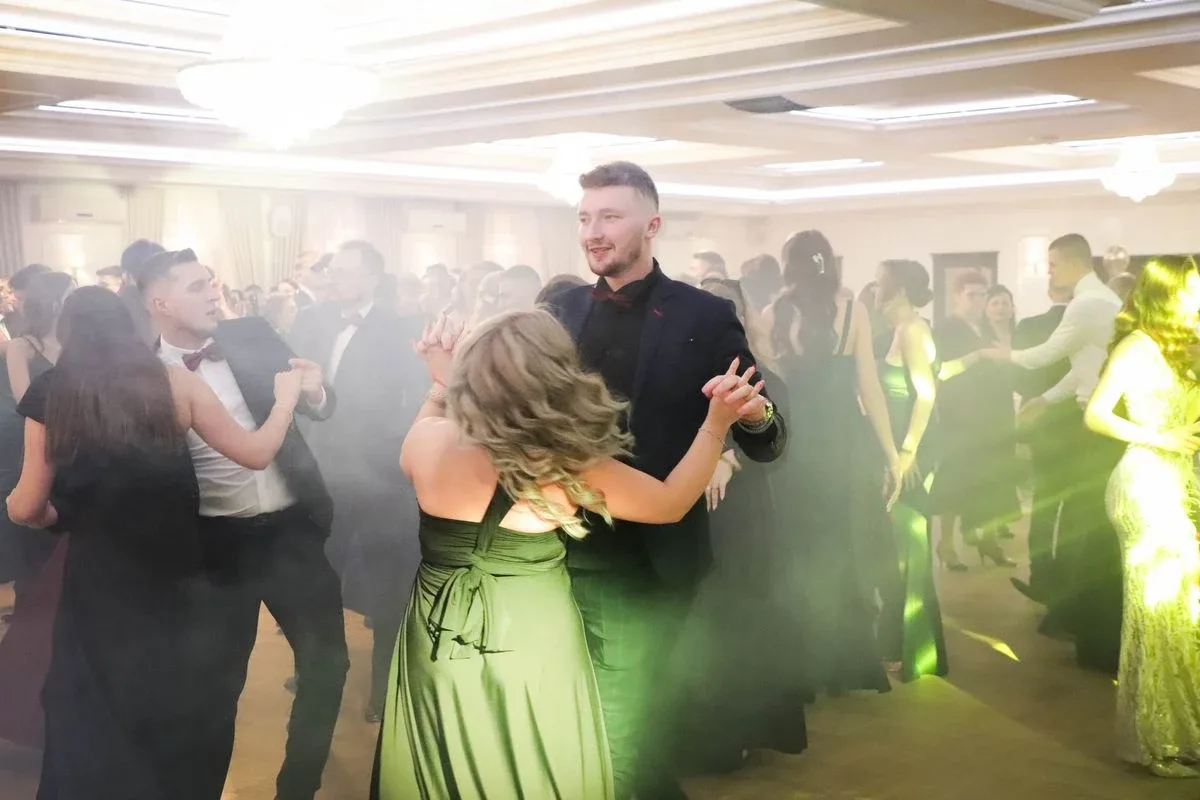 Maturzyści "Rubinka" bawią się na balu w Maciejowej Chacie (zdjęcia, wideo)