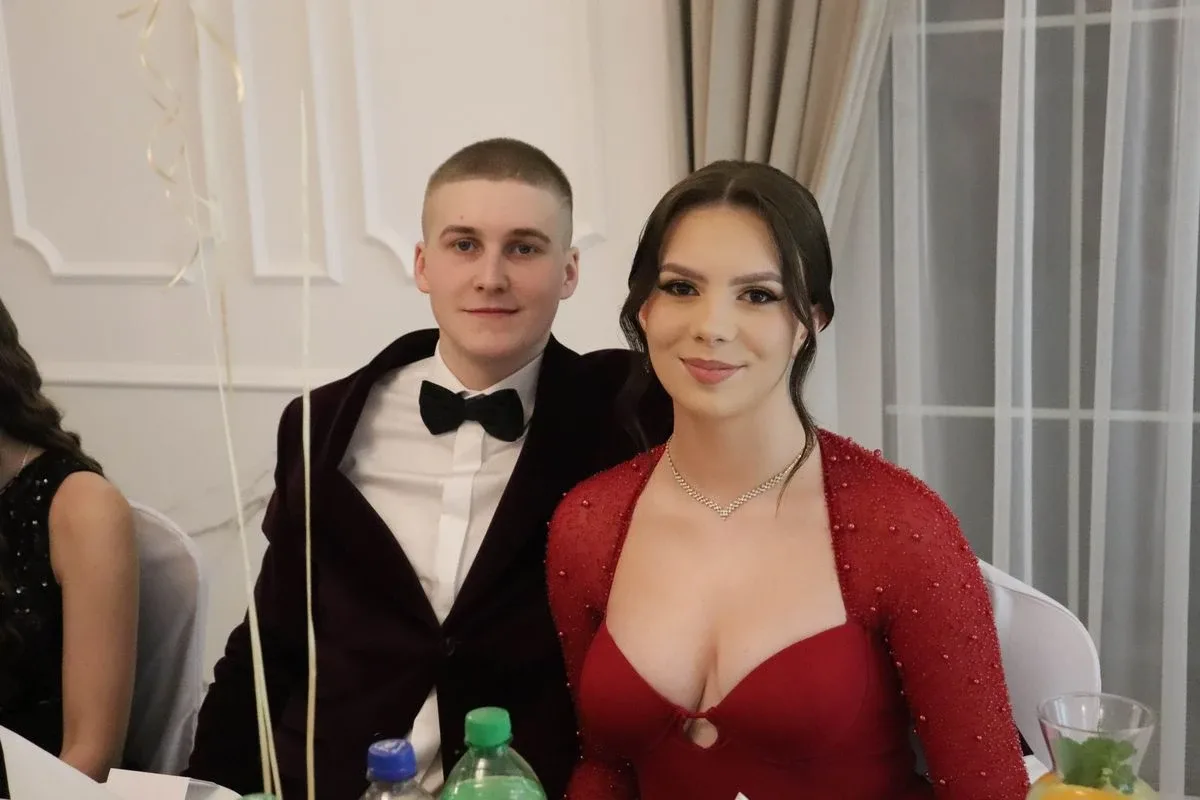 Uczniowie ZSCKR w Starym Lubiejewie świętują swoją niezapomnianą studniówkę (zdjęcia, wideo)
