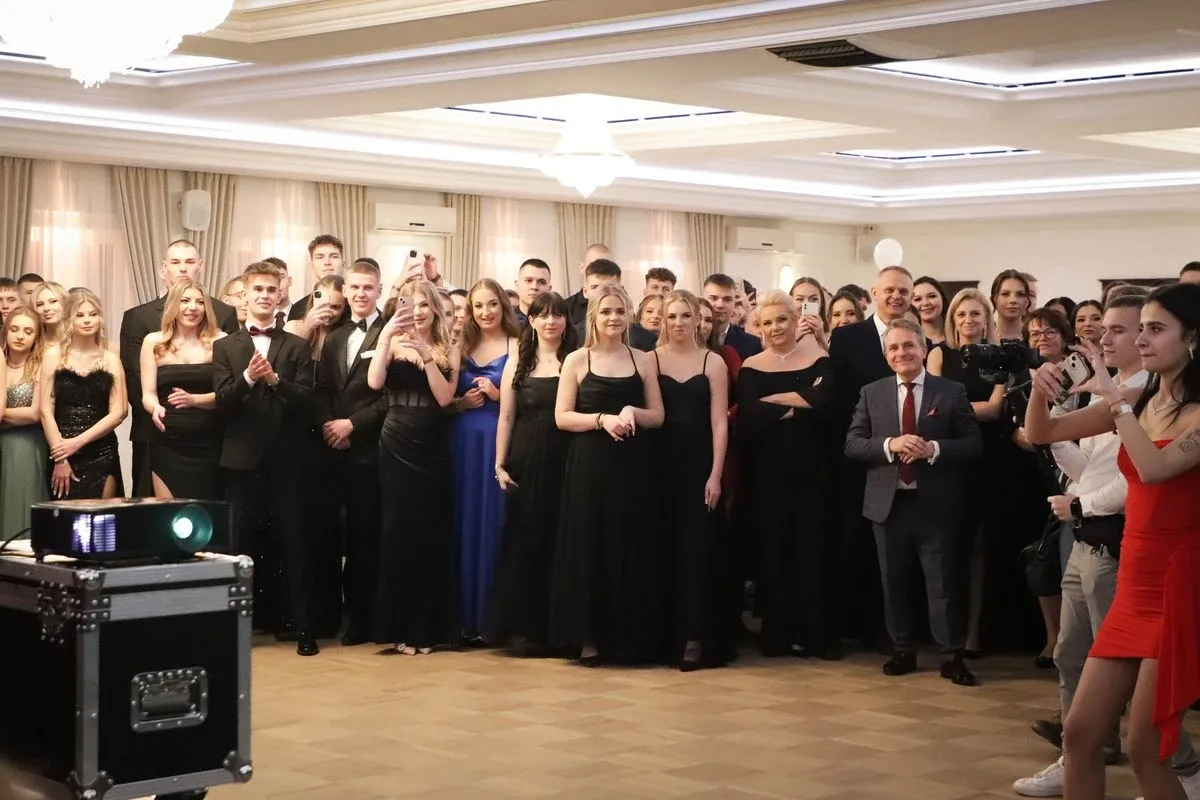 Maturzyści "Rubinka" bawią się na balu w Maciejowej Chacie (zdjęcia, wideo)