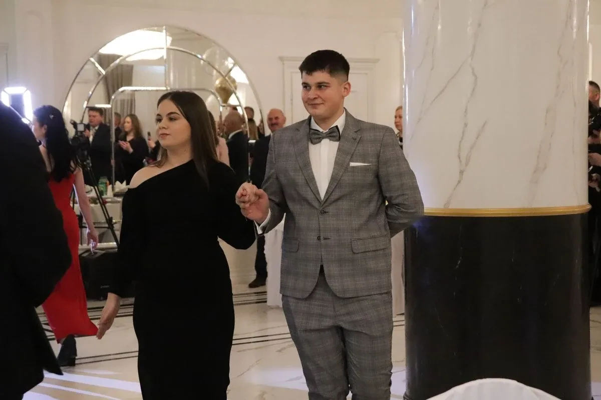 Uczniowie ZSCKR w Starym Lubiejewie świętują swoją niezapomnianą studniówkę (zdjęcia, wideo)