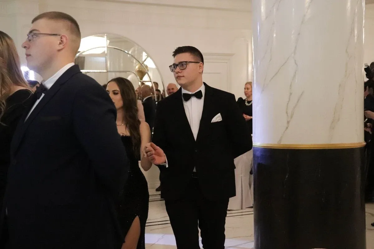 Uczniowie ZSCKR w Starym Lubiejewie świętują swoją niezapomnianą studniówkę (zdjęcia, wideo)