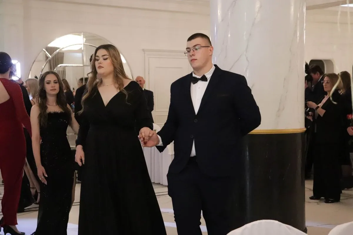 Uczniowie ZSCKR w Starym Lubiejewie świętują swoją niezapomnianą studniówkę (zdjęcia, wideo)