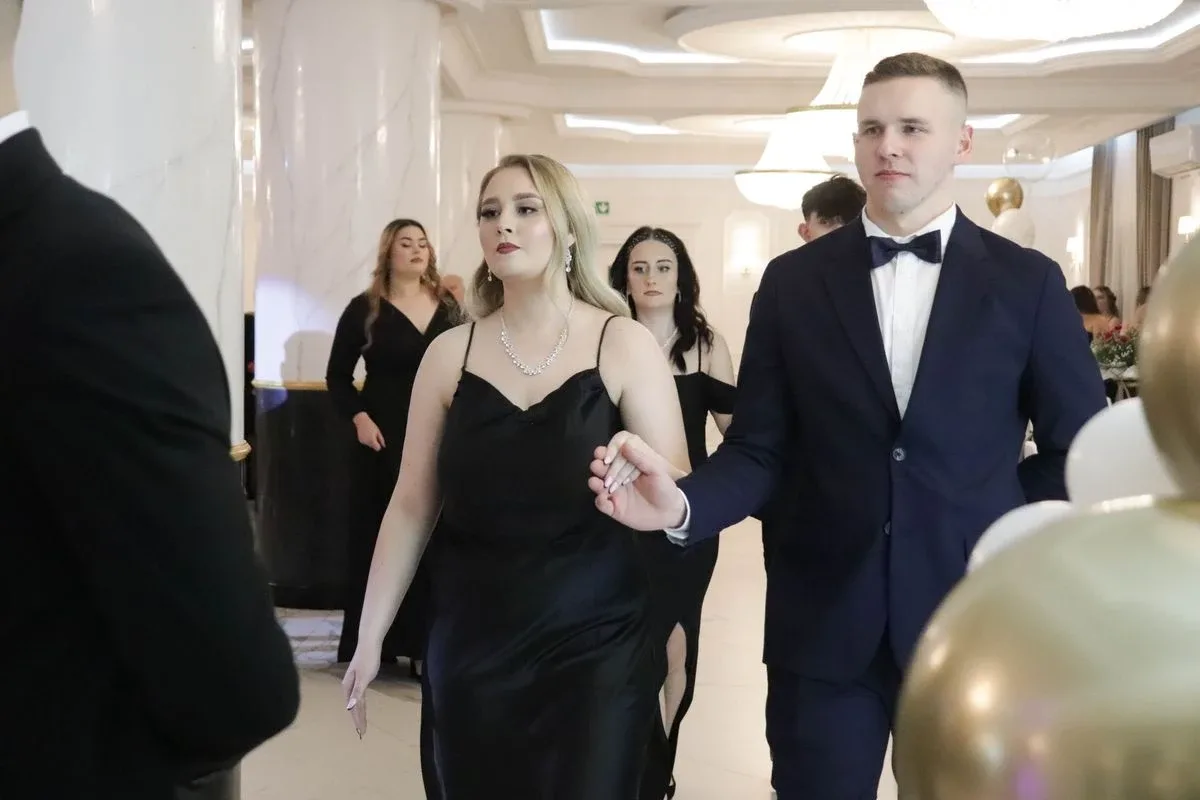 Uczniowie ZSCKR w Starym Lubiejewie świętują swoją niezapomnianą studniówkę (zdjęcia, wideo)