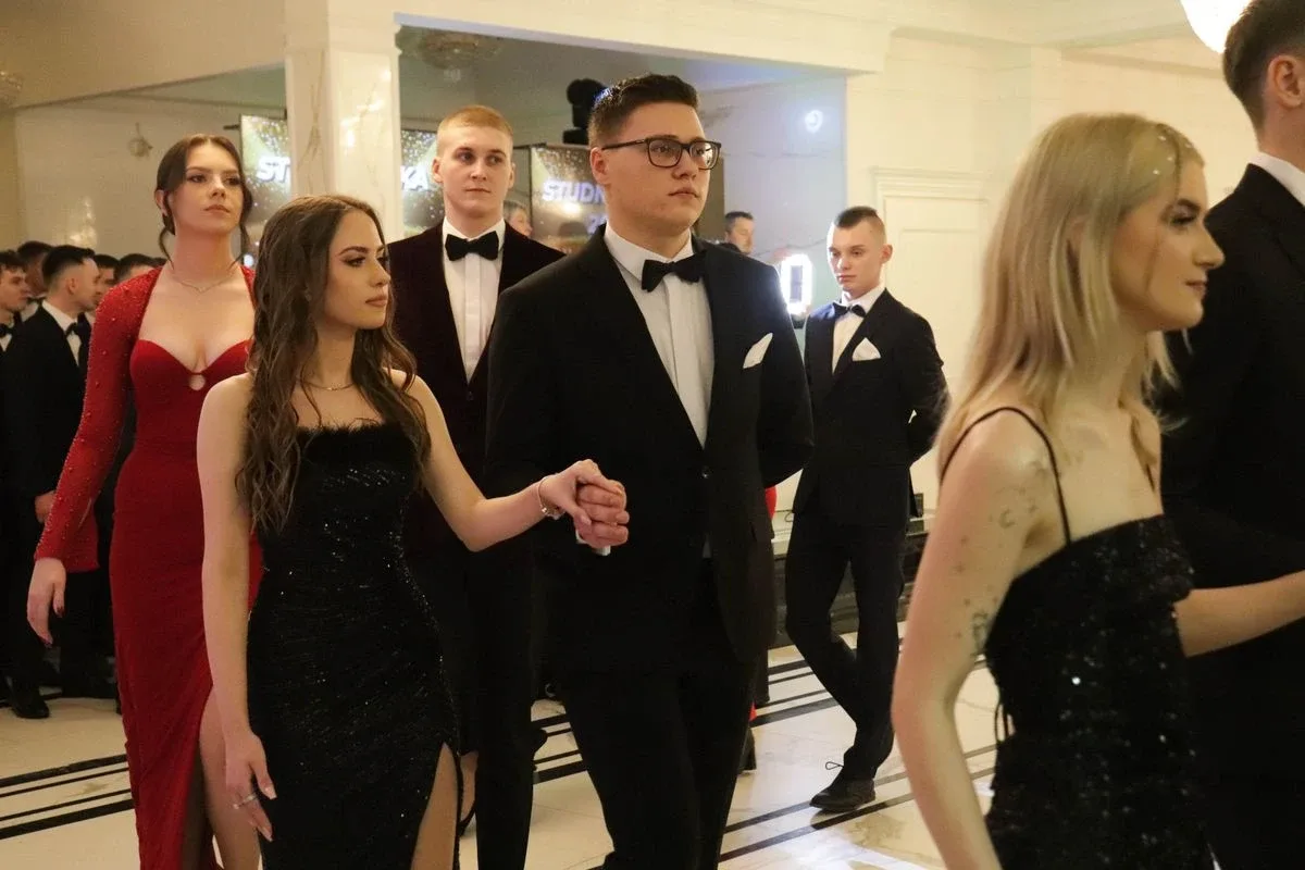 Uczniowie ZSCKR w Starym Lubiejewie świętują swoją niezapomnianą studniówkę (zdjęcia, wideo)