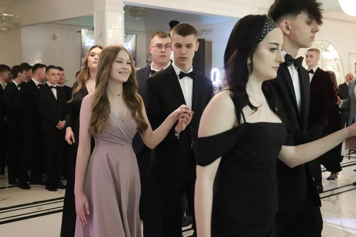 Uczniowie ZSCKR w Starym Lubiejewie świętują swoją niezapomnianą studniówkę (zdjęcia, wideo)