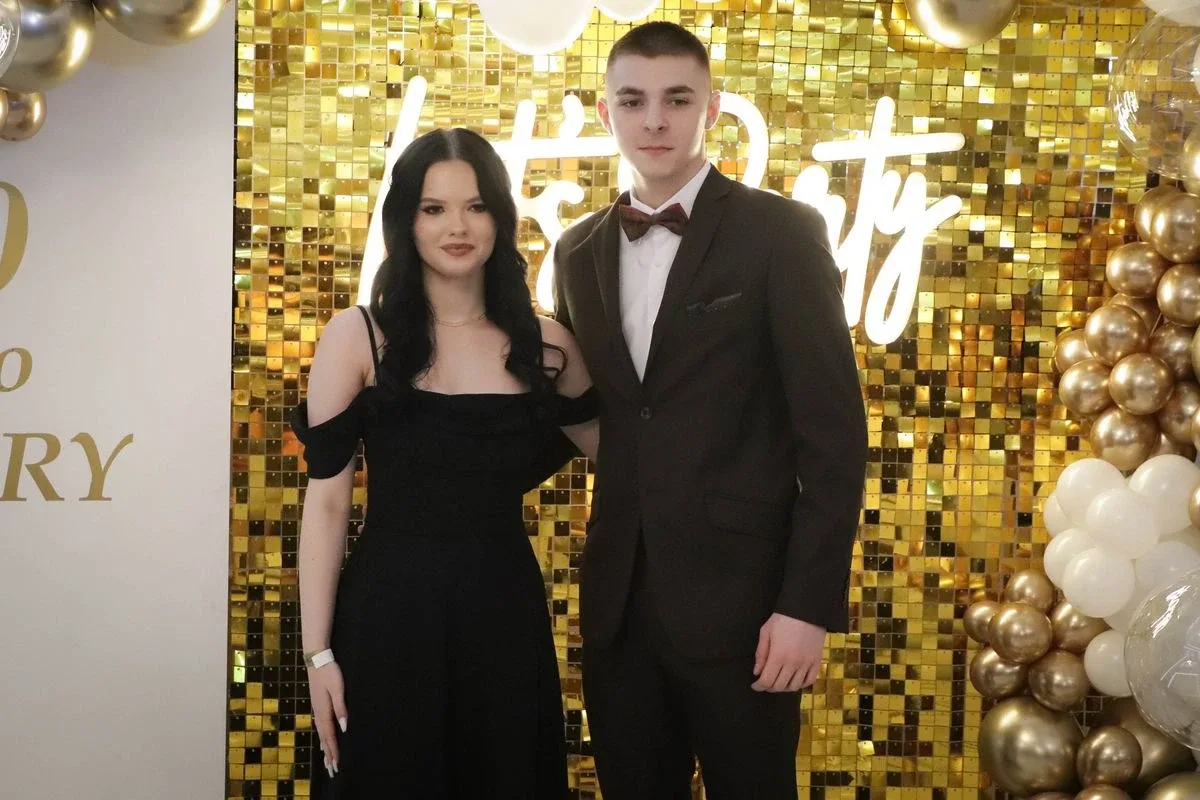 Maturzyści "Rubinka" bawią się na balu w Maciejowej Chacie (zdjęcia, wideo)