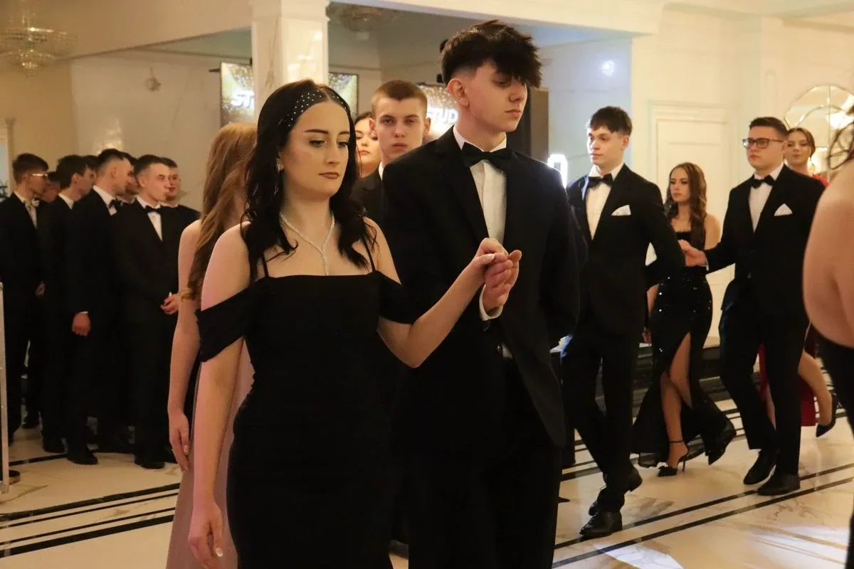 Uczniowie ZSCKR w Starym Lubiejewie świętują swoją niezapomnianą studniówkę (zdjęcia, wideo)
