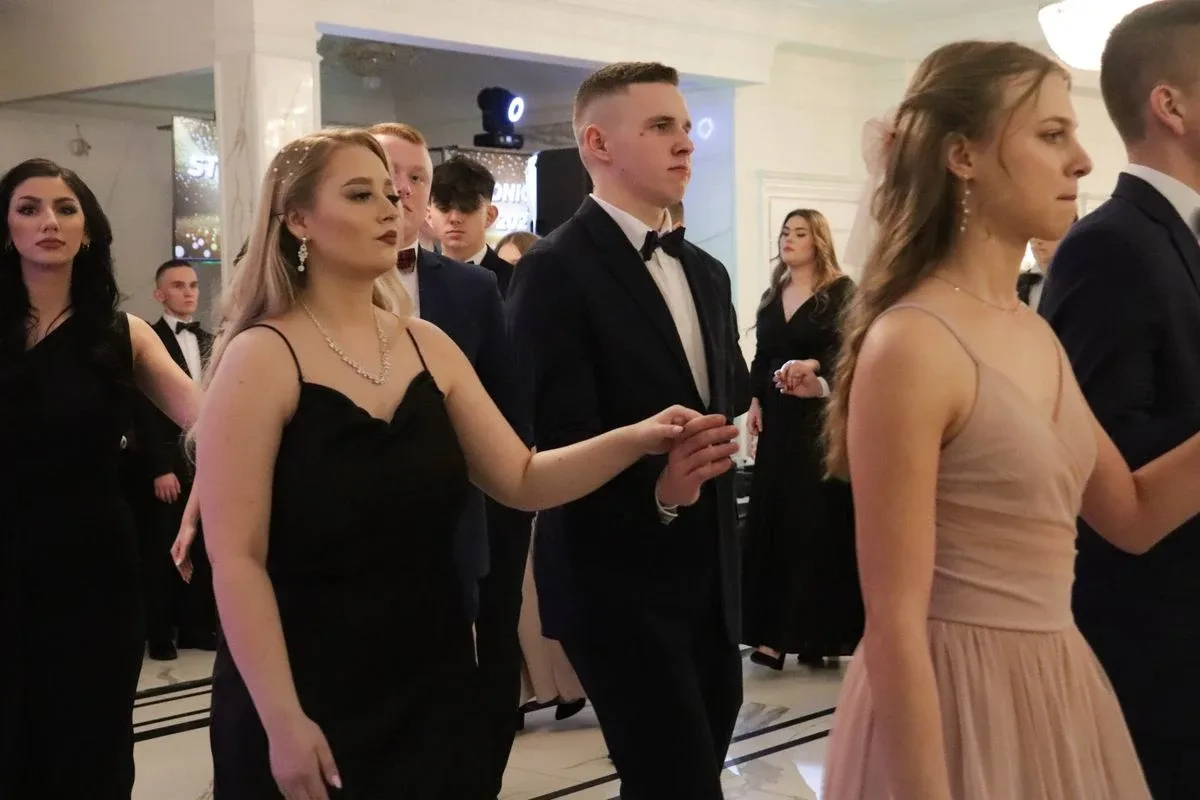 Uczniowie ZSCKR w Starym Lubiejewie świętują swoją niezapomnianą studniówkę (zdjęcia, wideo)
