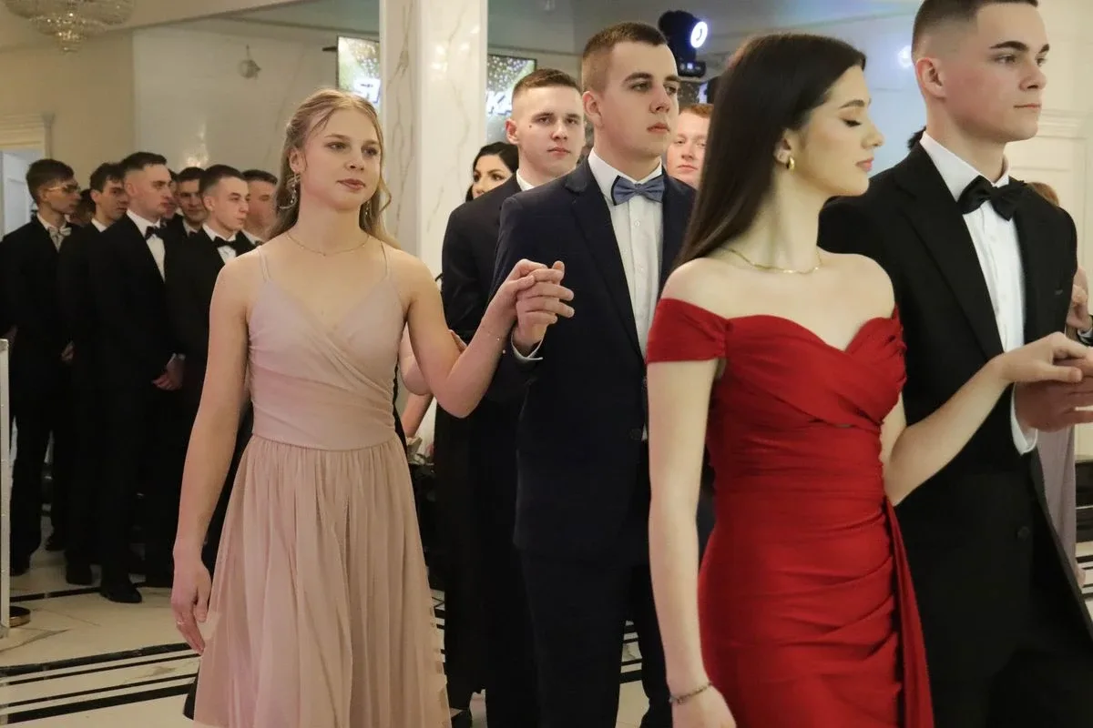 Uczniowie ZSCKR w Starym Lubiejewie świętują swoją niezapomnianą studniówkę (zdjęcia, wideo)