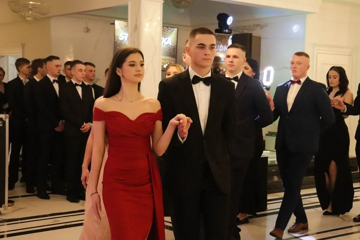 Uczniowie ZSCKR w Starym Lubiejewie świętują swoją niezapomnianą studniówkę (zdjęcia, wideo)