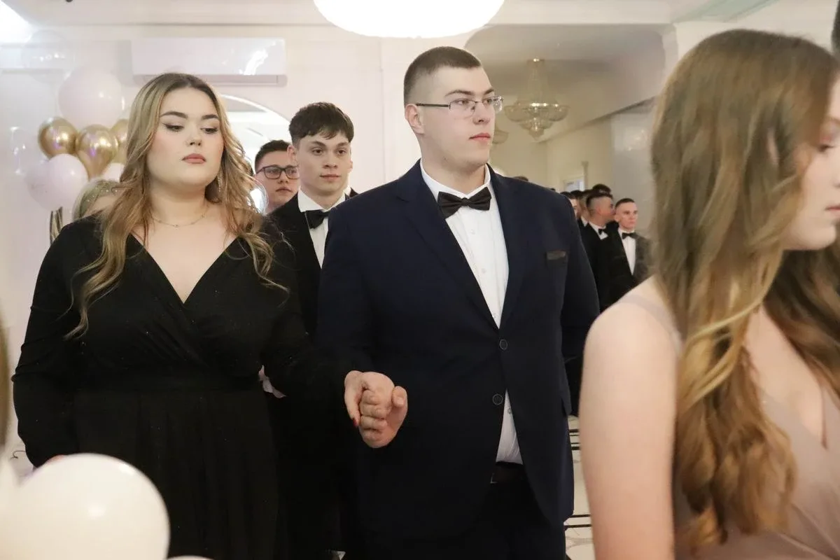 Uczniowie ZSCKR w Starym Lubiejewie świętują swoją niezapomnianą studniówkę (zdjęcia, wideo)