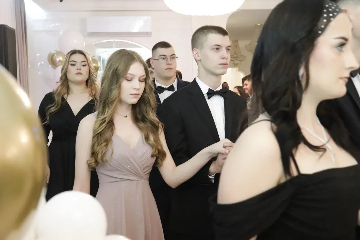 Uczniowie ZSCKR w Starym Lubiejewie świętują swoją niezapomnianą studniówkę (zdjęcia, wideo)
