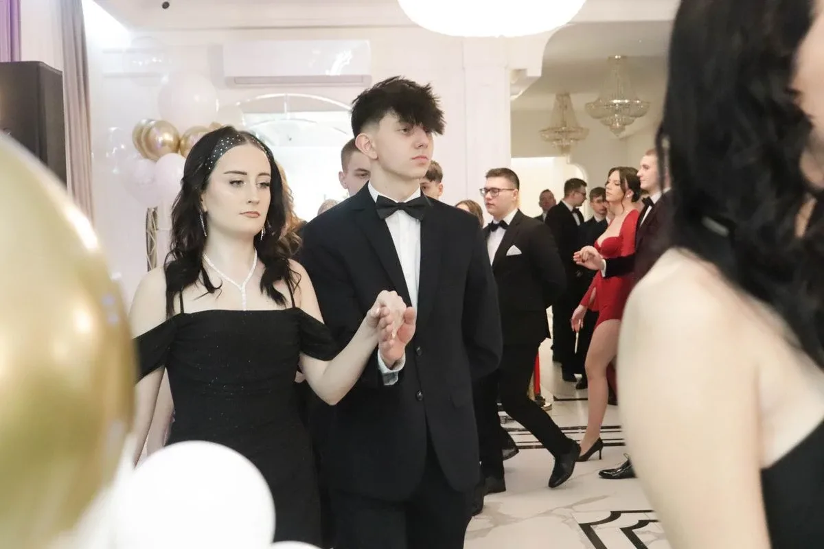 Uczniowie ZSCKR w Starym Lubiejewie świętują swoją niezapomnianą studniówkę (zdjęcia, wideo)